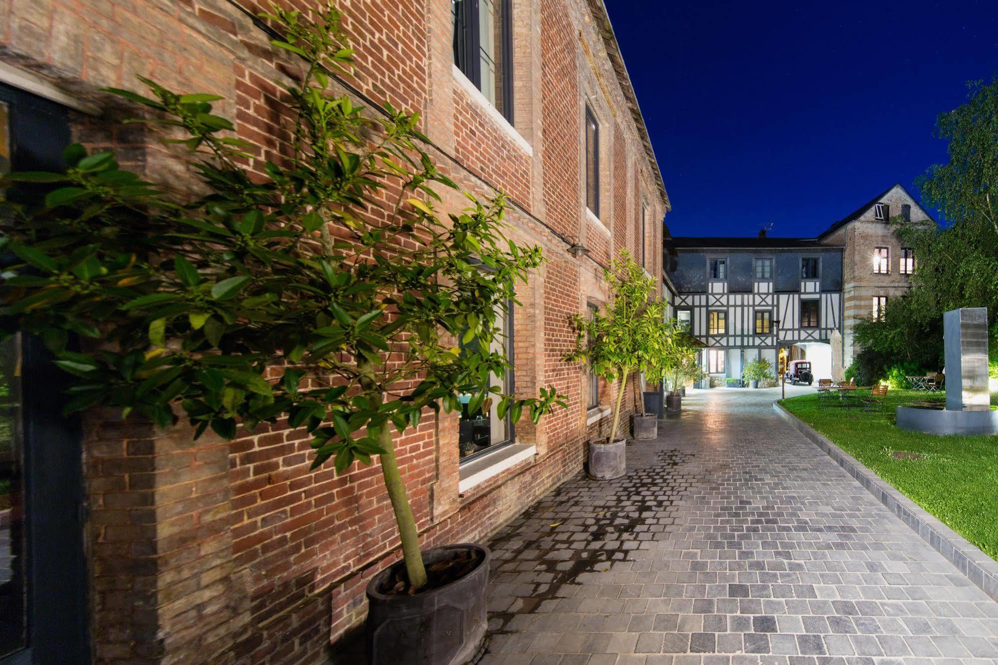 Hotel La Licorne & Spa Lyons-la-Foret Exterior photo