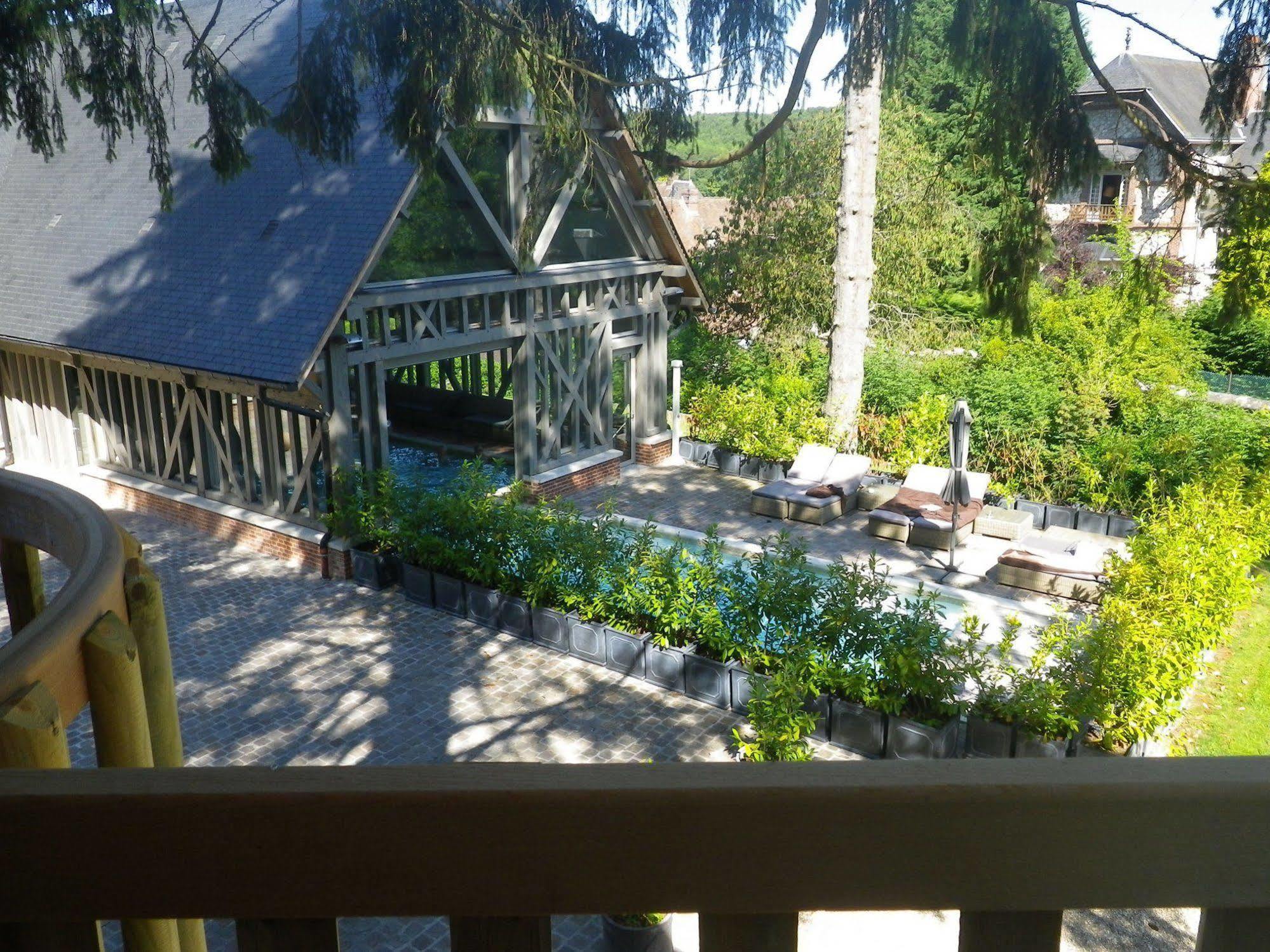 Hotel La Licorne & Spa Lyons-la-Foret Exterior photo