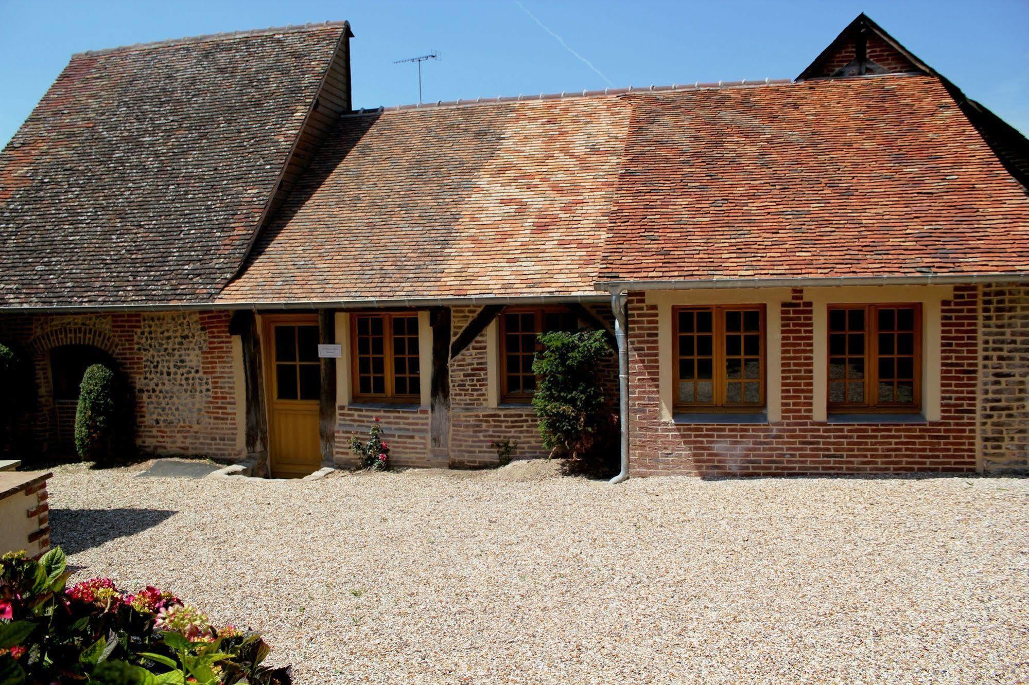 Hotel La Licorne & Spa Lyons-la-Foret Exterior photo