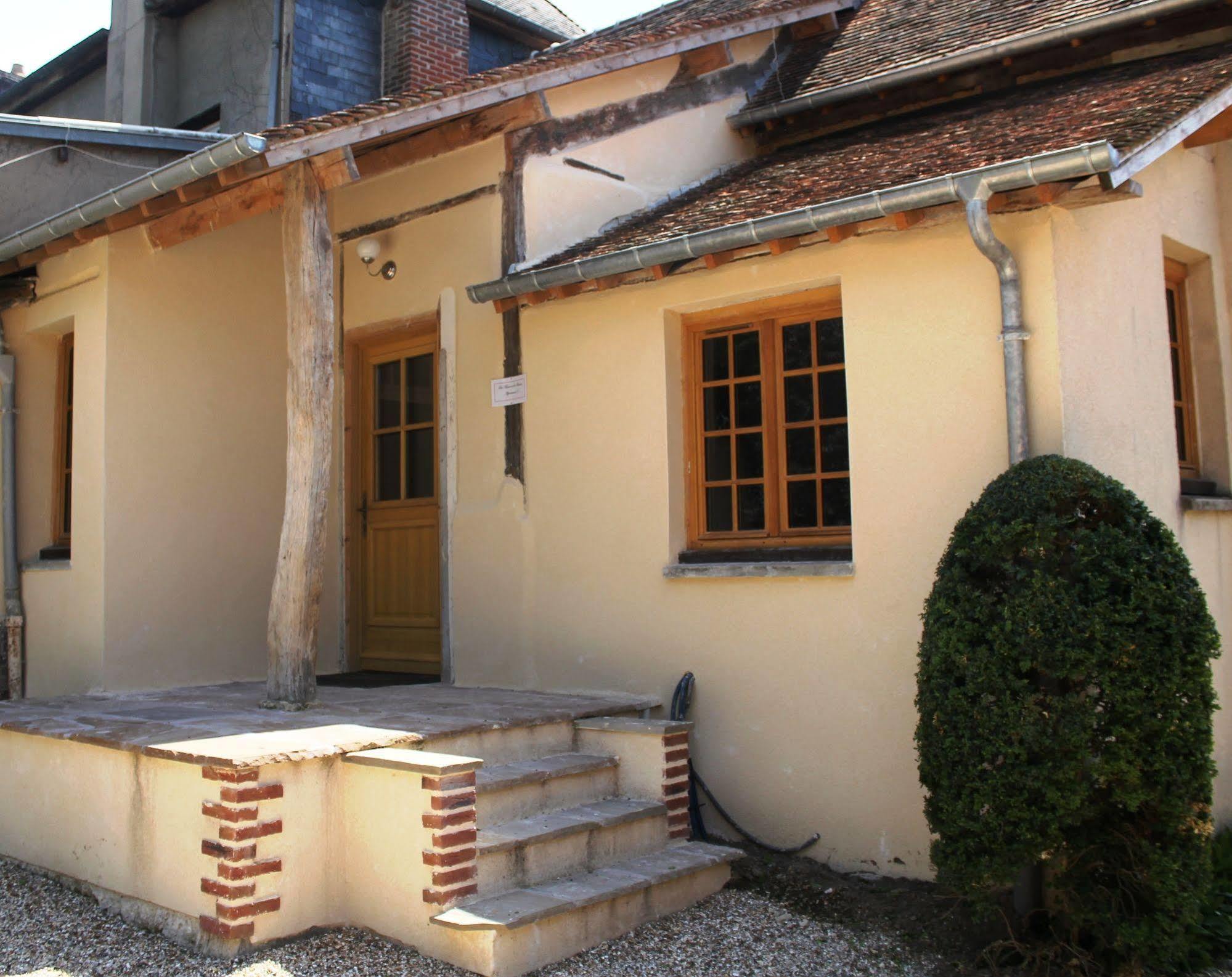 Hotel La Licorne & Spa Lyons-la-Foret Exterior photo